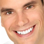 Как быстро отбелить зубы дома: эффективные способы